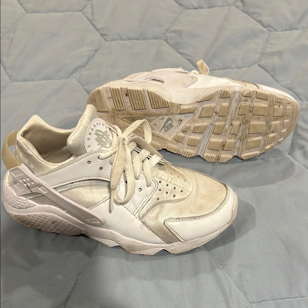 Huarache Nike White Sneakers Retro Style